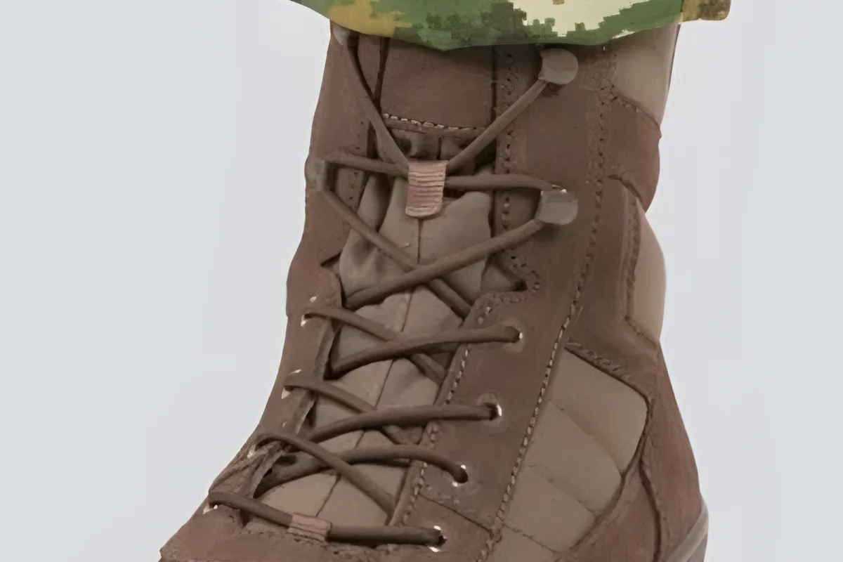 Detail tali dan pengait sepatu PDL cokelat