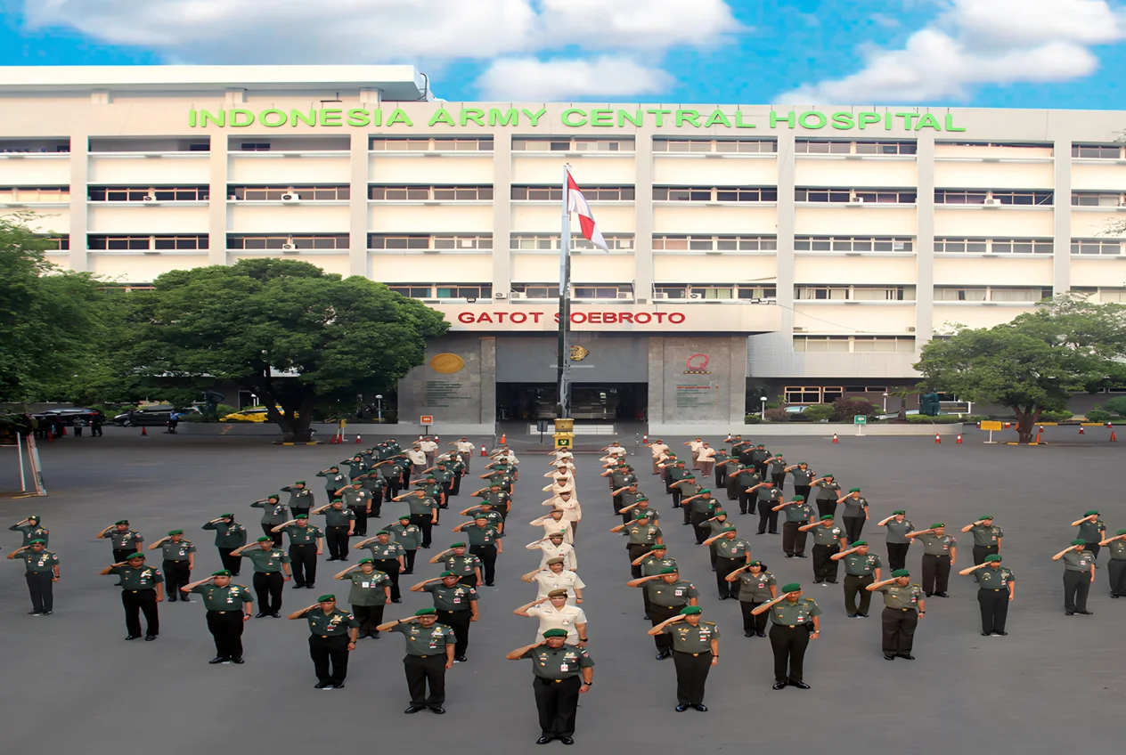 Gedung utama RSPAD Gatot Soebroto dengan barisan personel memberi hormat di halaman depan